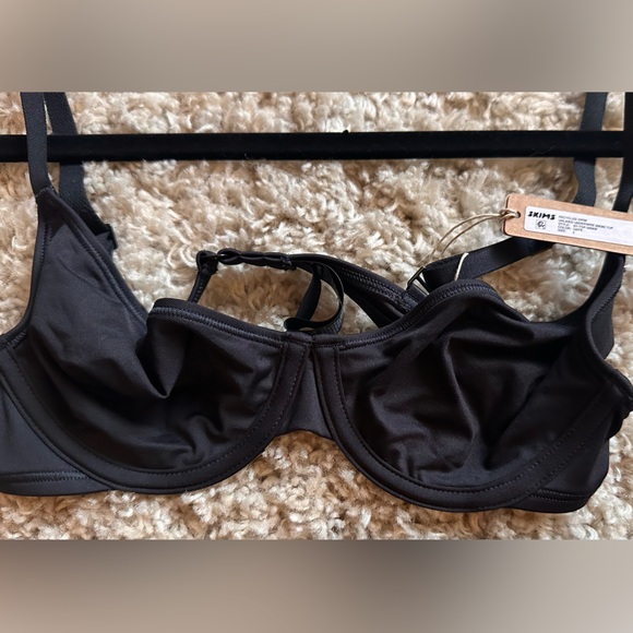 SIGNATURE SWIM UNDERWIRE SCOOP BIKINI
TOP | ONYX - ONYX / 34 / A - Picture 6 of 6